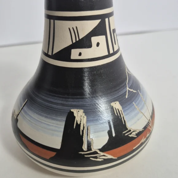 Naatsiilid Pottery Rainbow Signature Native American Navajo Vase Signed - Picture 9 of 9